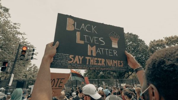 متظاهرون في الولايات المتحدة يرفعون شعار حياة السود مهمة