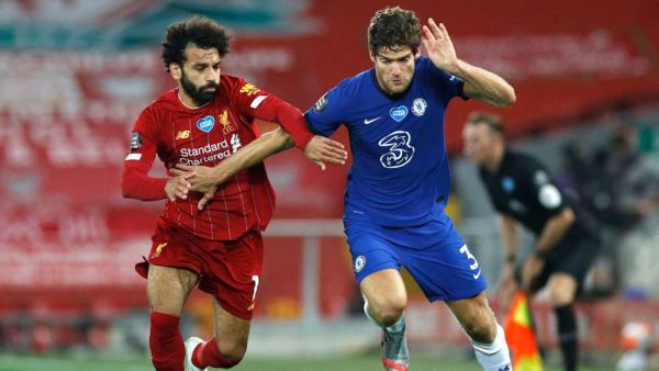 صراع على الكرة بين ماركوس ألونسو (يمين) ومحمد صلاح