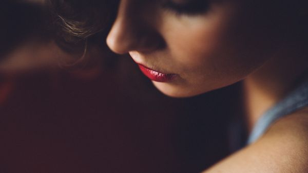 ما تفسير الحلم بقلم أحمر الشفاه في المنام؟