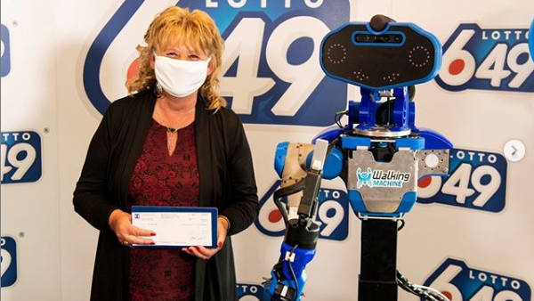 No human hands had touched the check for the 72 hours before the robot handed it over to Desjardins. (Instagram/ lotoquebec_officiel)