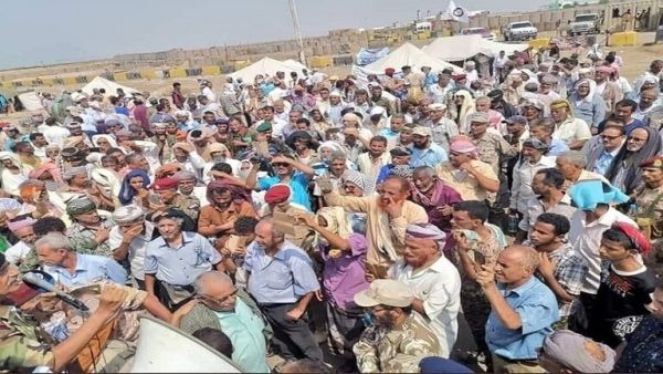 وقفة احتجاجية أمام بوابة مقر التحالف بعدن