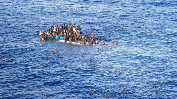 غرق قارب يقل على متنه مهاجرين غير شرعيين/ أرشيفية