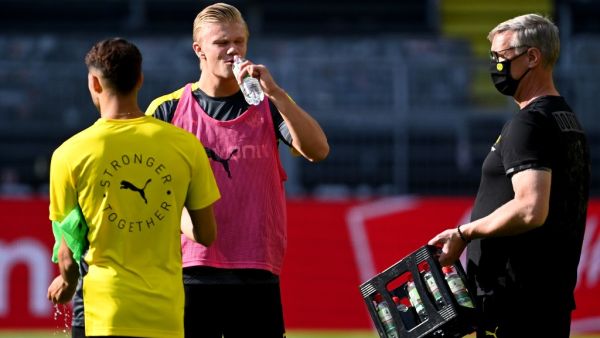 This year and because of the COVID-19 epidemic, many football leagues resumed during the summer, when heat increases, and where cooling break applied. (Photo: AFP)