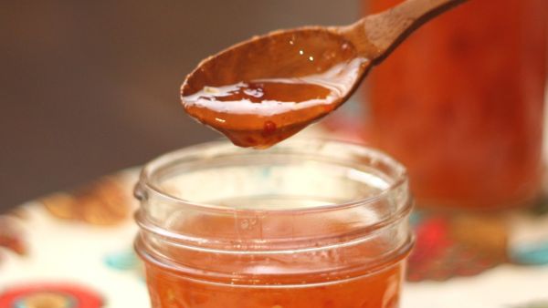 عدم المبالغة في تناول الصلصة الحارة على الأشياء الساخنة لتجنب استهلاك الكثير من الملح خلال اليوم.