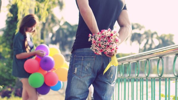 قف بجانب المرأة إذا مرضت ووهن جسدها، لا تشعرها بأنها فقدت جمالها