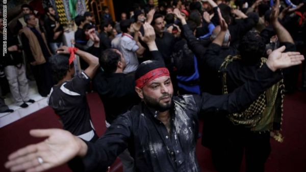 يتحدى الزوار الشيعة الجمعة في العراق دعوات السلطات الدينية إلى التزام الحجر الصحي