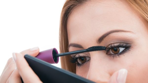  ضعيها على جذور الرموش بطريقة الاهتزاز؛ لضمان توزيع أكبر قدر منها على الرموش