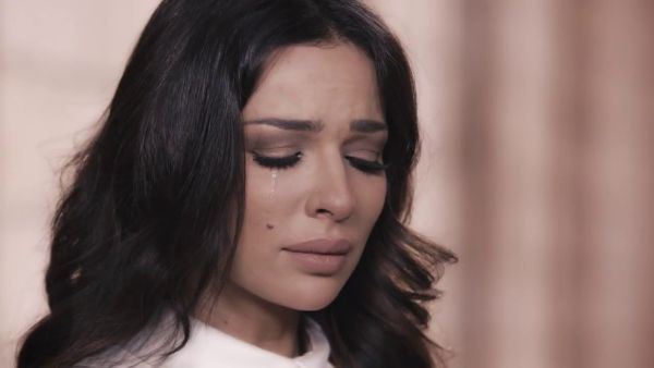 نادين نسيب نجيم بوجه ملطخ بالدماء...وتروي تفاصيل مرعبة عن ما حدث معها!