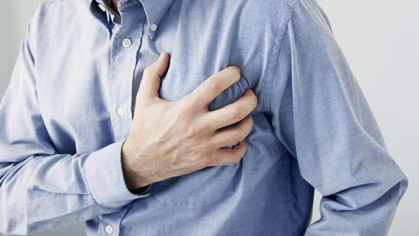 تغير ملحوظ بلون بشرة أصابع اليدين والقدمين لتتحول إلى الأزرق أو الرمادي