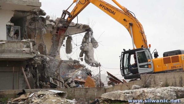 هاجم مستوطنون إسرائيليون ثلاثة فلسطينيين و أصابوهم بجروح وأتلفوا ممتلكات تعود للفلسطينيين 
