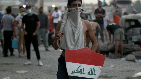 Iraqi demonstrators clash with security forces in al-Tayaran square in central Baghdad on July 27, 2020 during the ongoing anti-government protest due to poor public services. Ahmad AL-RUBAYE / AFP
