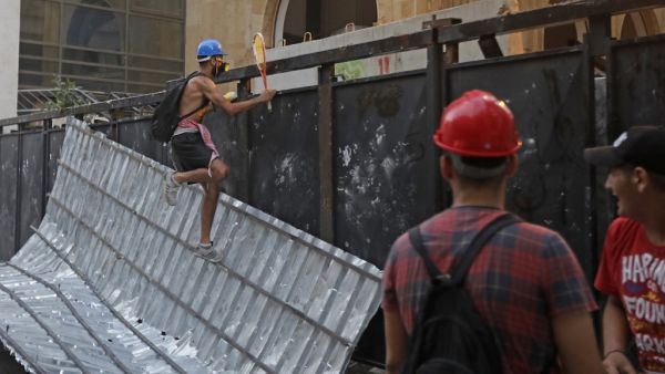 Lebanese protesters, enraged by a deadly explosion blamed on officials' negligence, clash with security forces for the second evening near an access street to the parliament in central Beirut, on August 9, 2020. JOSEPH EID / european afp / AFP