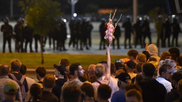 Opposition supporters rally the day after the presidential election in Minsk on August 10, 2020. Belarus police on August 10 used rubber bullets and tear gas to break up fresh protests challenging the result of a controversial weekend presidential election, witnesses and reports said. Sergei GAPON / AFP