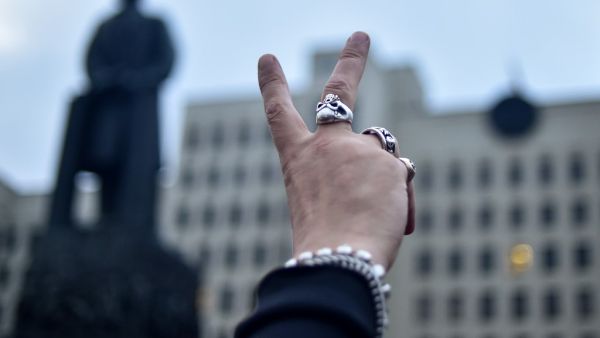 An opposition supporter makes a Victory sign during a rally to protest against disputed presidential elections results on Independence Square in Minsk on August 19, 2020. Sergei GAPON / AFP