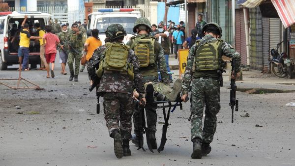 Soldiers stretcher away a comrade after an improvised bomb exploded next to a military vehicle in the town of Jolo on Sulu island on August 24, 2020. Nickee BUTLANGAN / AFP
