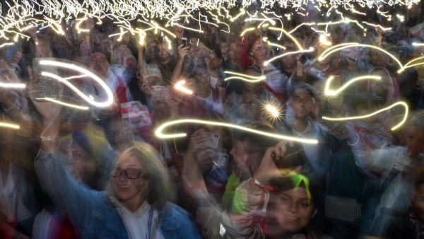 Opposition supporters hold their mobile phones with flashlights on during a rally to protest against disputed presidential elections results in Minsk on August 25, 2020. Sergei GAPON / AFP