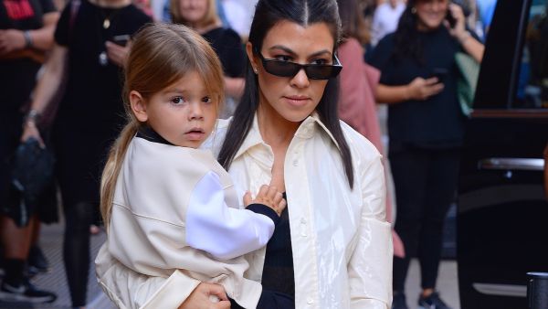 كورتني كارداشيان وابنها رين