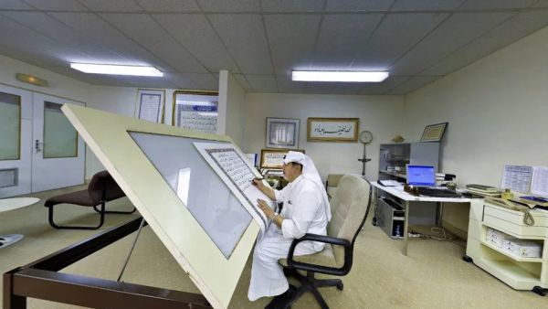 Syrian calligrapher Uthman Taha  (Twitter)