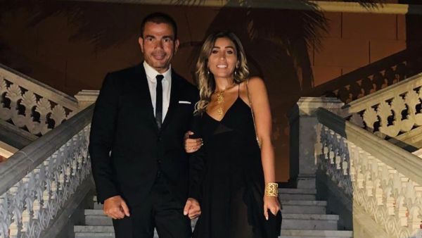 On Your Back, Bae! Amr Diab Carrying Girlfriend Dina El-Sherbiny Goes Viral on Social Media (Video)
