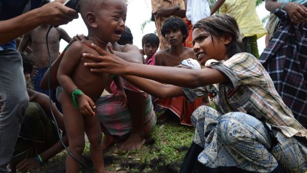 Rohingya children receive haircuts by Indonesian volunteers at the newly set up confinement area for migrants at Bayeun, in Indonesia's Aceh province on May 22, 2015 (AFP Photo/Romeo Gacad)