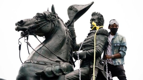 المتظاهرون يسقطون نصبا تذكاريا لأول رئيس وزراء في كندا، جون ماكدونالد (1815-1891)