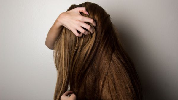 ما علاقة تساقط الشعر بفيروس كورونا؟