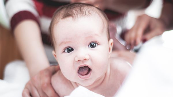 5 أخطاء يجب تجنبها أثناء تحميم مولودك الجديد