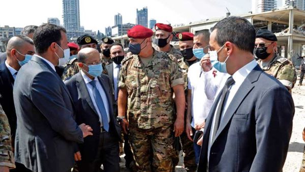 الرئيس اللبناني خلال جولة تفقدية في موقع الانفجار بمرفأ بيروت