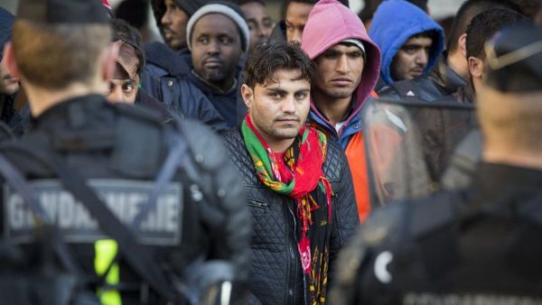 Migrants are evacuated by French police officers and gendarmes from a makeshift camp under the Stalingrad metro station in Paris, on May 2, 2016. (AFP/Geoffroy Van der Hasselt)