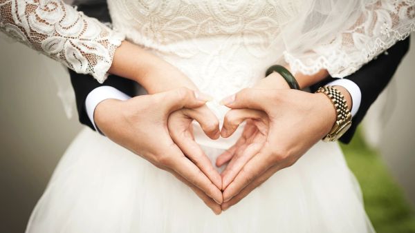 إن الزواج سواء كان عن حب أم زواجاً تقليدياً فلكل له عيوبه ومميزاته
