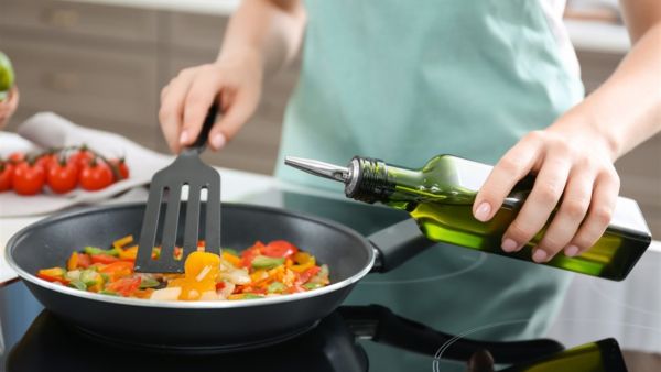 في حالة طهي الطعام بدرجة 120 درجة مئوية فإن نسبة البولي فينول في زيت الزيتون سوف تنخفض 40 %
