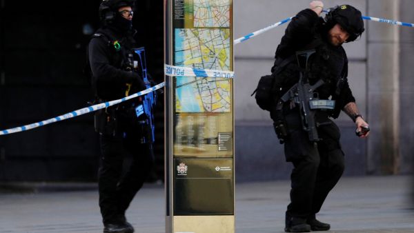 المحققين يقومون بتفتيش عنوانين آخرين في كامبريدج.