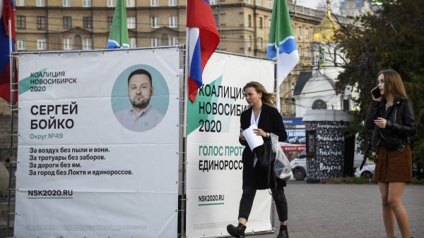 People walk past a campaign tent of Sergei Boiko, the head of Alexei Navalny's Novosibirsk headquarters and the city council candidate in September 13 regional elections, in Novosibirsk on September 9, 2020. Alexander NEMENOV / AFP