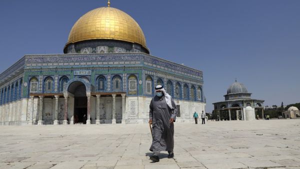 A Palestinian Muslim worshipper wears a face masks amidst the Covid-19 pandemic as he walks at the al-Aqsa mosque compound in the old city of Jerusalem on September 18, 2020. Ahmad GHARABLI / AFP