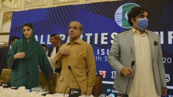 Pakistan opposition leaders Bilawal Bhutto Zardari, son of slain former Pakistan premier Benazir Bhutto (R) and former Pakistani premier Nawaz Sharif and brother of Shahbaz Sharif (C) and his daughter Maryam Nawaz Sharif (L) arrive for press conference at the end of All Parties  Conference (APC) in Islamabad on September 20, 2020. Pakistan opposition announced a countrywide protest movement against government and demanded Paksiatn Prime Minister Imran Khan to immediately resign. Farooq NAEEM / AFP