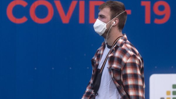 A man wearing a face mask walks past a COVID-19 / coronavirus testing station on September 24, 2020 in Prague. Seven European Union countries. Michal Cizek / AFP