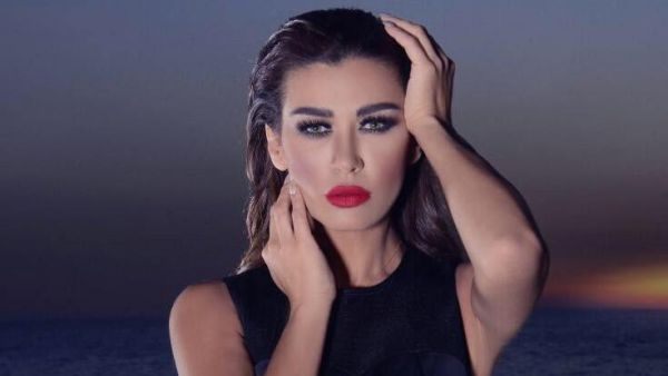 نادين الراسي تحتفل بعيد ميلادها بالبكيني وبأحضان خطيبها..والجمهور يهاجمها ويتهمها بالفسق!