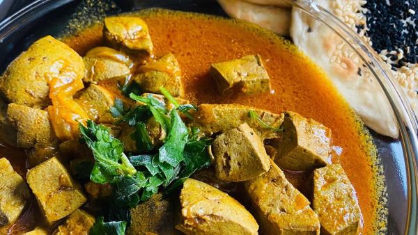 Chopped liver with tomato sauce and homemade naan (Instagram)