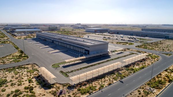 توفر "إي.زي.دبي" مجموعة من المرافق اللوجستية وحلول الأعمال المصممة للشركات الصغيرة والمتوسطة ومتعددة الجنسيات. وتمتاز بموقعها الاستراتيجي في قلب المنطقة اللوجستية بدبي الجنوب التي تضم أيضاً مطار آل مكتوم الدولي. دبي الجنوب: 47% من "إي.زي.دبي" قيد التشغيل مع مواصلة عمليات التطوير منذ إطلاقها في العام الماضي