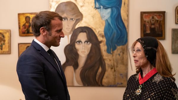 Macron meets legendary Lebanese singer Fairuz (Twitter)