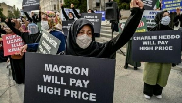 Protest in Istanbul against Charlie Hebdo cartoons (Twitter)