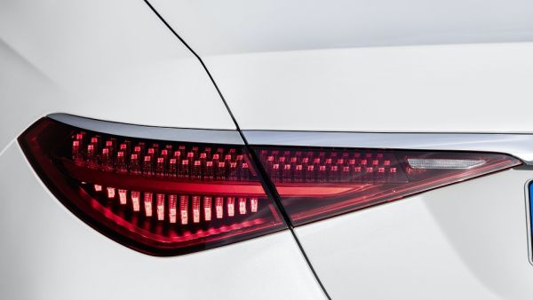سيارة S-Class الجديدة من مرسيدس-بنز: مفهوم جديد للفخامة والابتكار