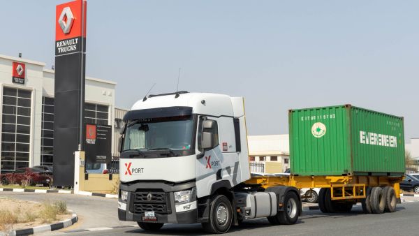 ويجري العمل على تعزيز فلاتر الهواء والديزل لتمكين المركبة من التكيّف مع بيئتها الجديدة (التضاريس وخصائص الوقود الموزَّع محلّياً). وأخيراً، تتم زيادة الخلوص الأرضي بمقدار 30 ملماً في الأمام و20 ملماً في الخلف. T X-Port من ’شاحنات رينو‘ – الشاحنة المستعمَلة الجديدة لأفريقيا والشرق الأوسط
