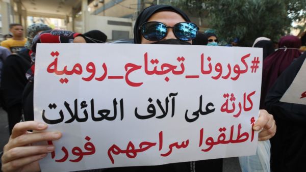 في مقطع فيديو مسرّب الأربعاء، هدّدت مجموعة من السجناء في مبنى المحكومين “بنهر من الدم”