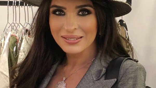 الفنانة دينا
