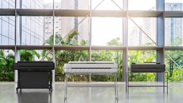 أصغر الراسمات في العالم وأكثرها استدامة من سلسلة HP DesignJet الجديدة المصممة بمواصفات جمالية وسهلة التشغيل ومستدامة HP تدشن الطابعات الراسمة الأكثر سهولة في العالم بما يناسب احتياجات المتخصصين في الإنشاءات والمكاتب المنزلية