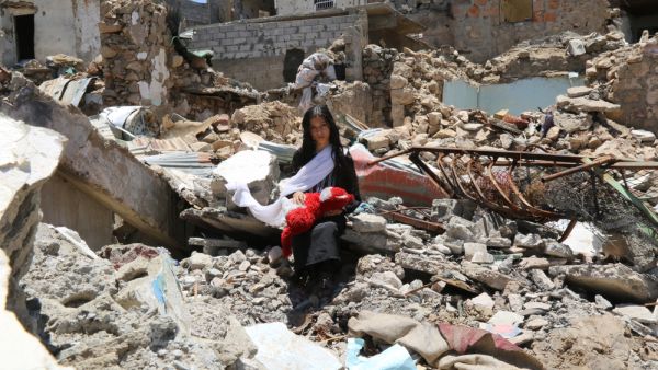Yemeni girl due to the great destruction left by the violent battles  (Shutterstock)