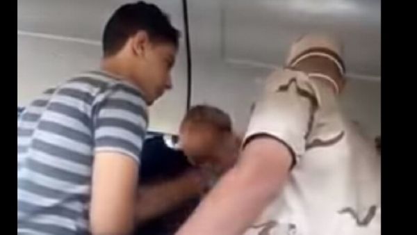 اتهم ناشرو الفيديو رئيس القطار والمحصل بالتنمر على المجند 