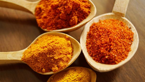 اصنعيه بنفسك: قناع الكركم لتطهير البشرة