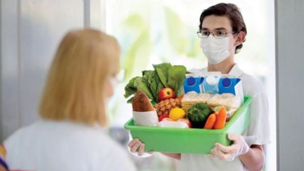 لنشويات من الخبز والأرز والبطاطا للحصول على الطاقة إضافة إلى الفواكه والخضار